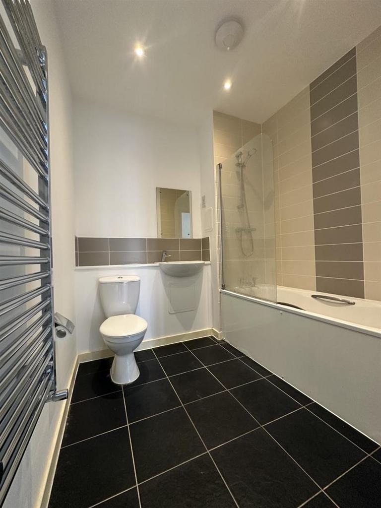 35ec main bathroom.jpg