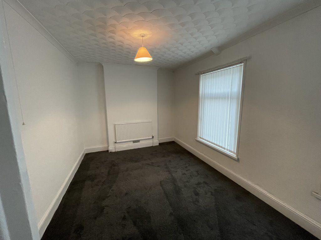 3 bedroom semi detached in Skewen 3 bed house to rent £750 pcm (£173 pw)