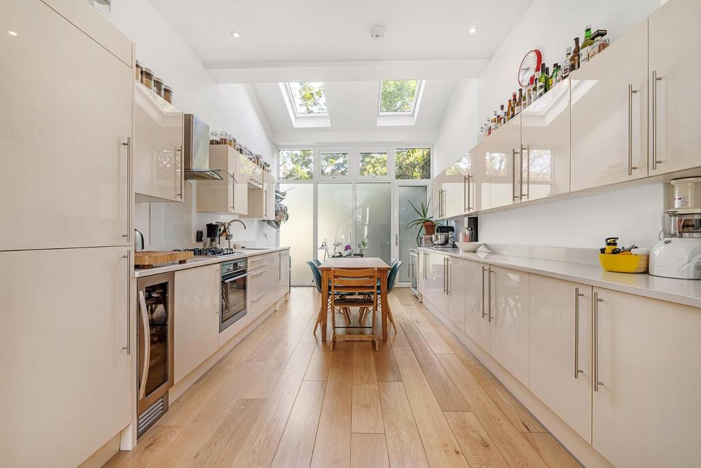 Villa Road, SW9 2 bed flat for sale £745,000