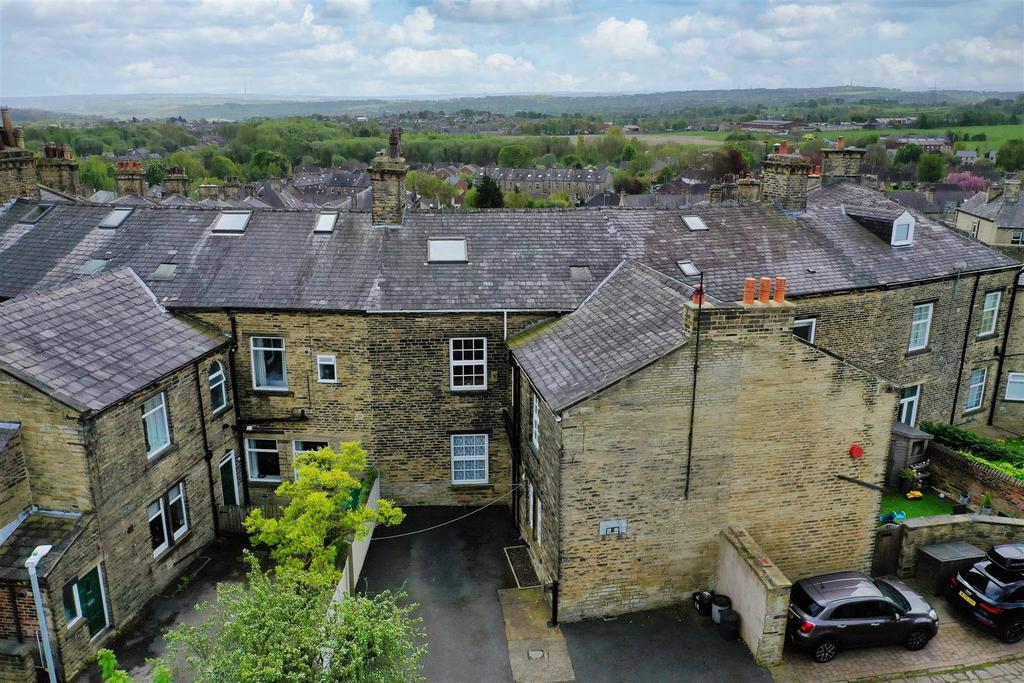 The Crescent, Hipperholme, Halifax, HX3 8NQ 5 bed character property