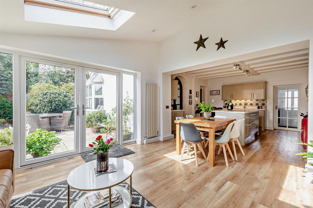 Living/dining kitchen