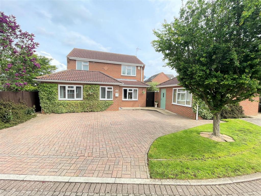 Roberts Drive, Bottesford 4 bed detached house for sale £450,000
