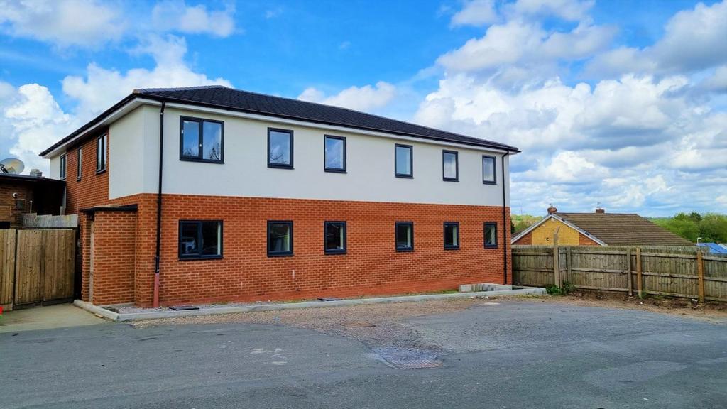 Hungary Hill, Stourbridge 1 bed flat £675 pcm (£156 pw)