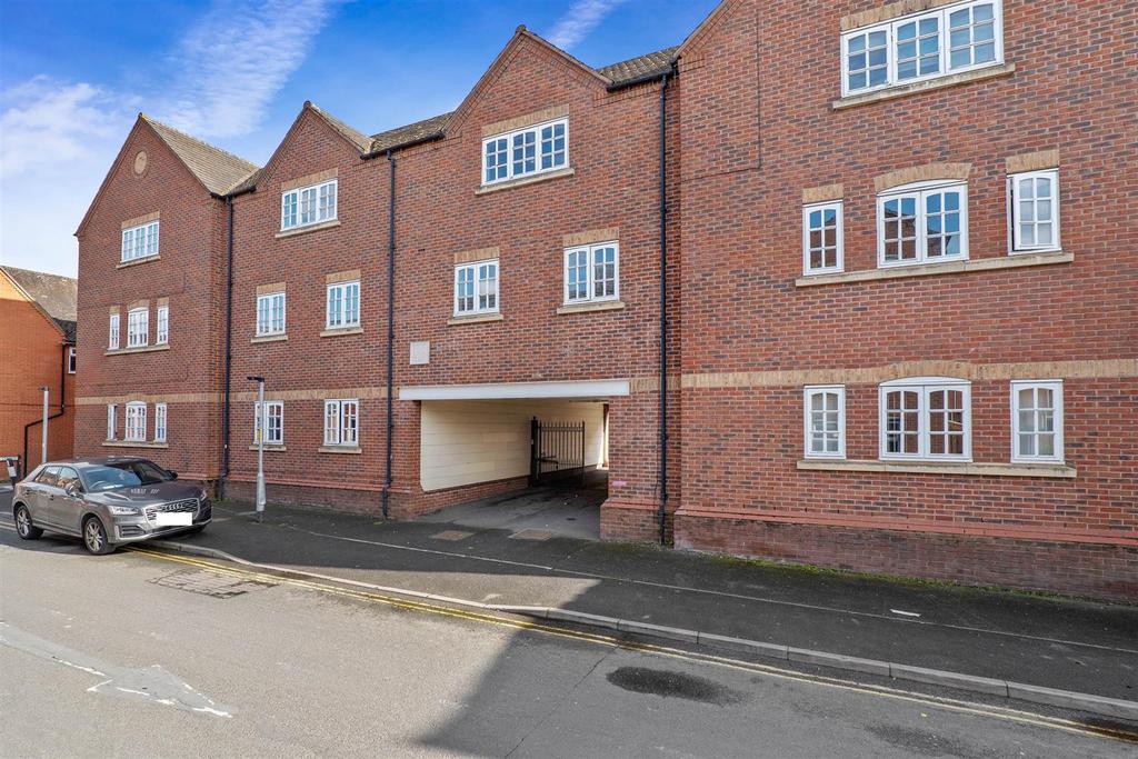 Brick Kiln Place, Avon Street, Evesham 2 bed flat £130,000
