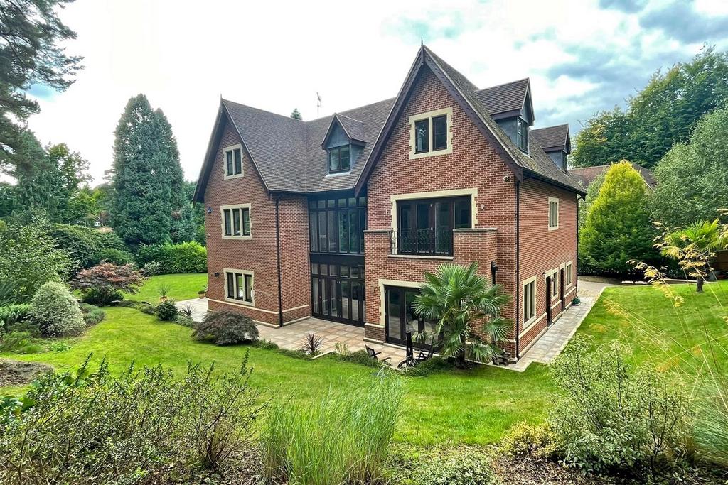 Sandy Lane, Kingswood 6 bed detached house £11,500 pcm (£2,654 pw)