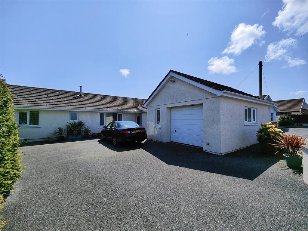 41 Penbanc, Fishguard 3 bed detached bungalow for sale £385,000