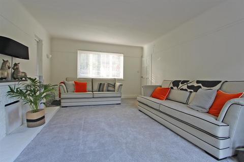 4 bedroom detached house to rent, Bears Den, Kingswood