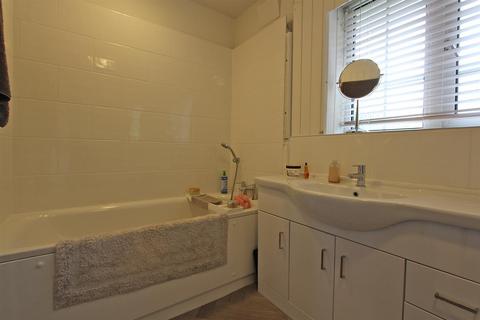 4 bedroom detached house to rent, Bears Den, Kingswood