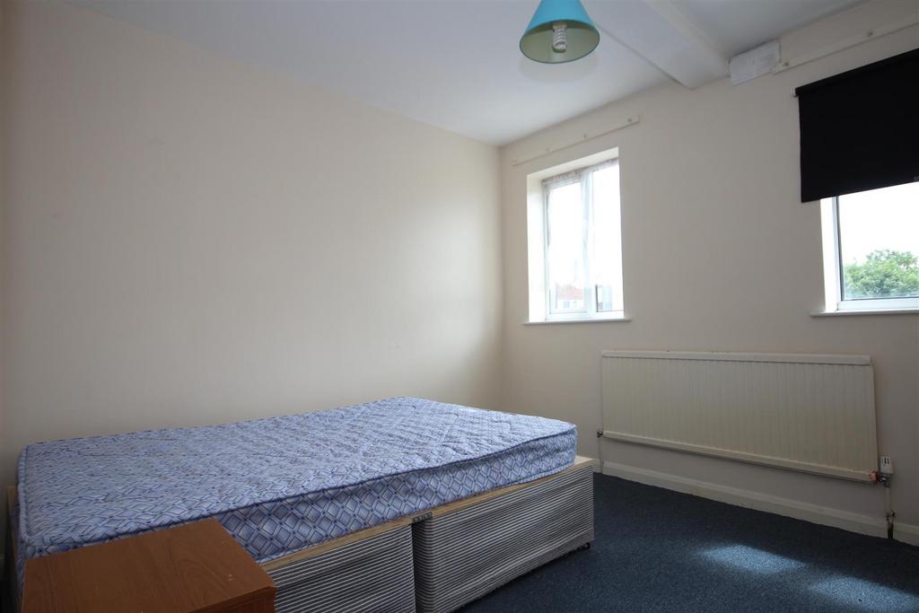 Goodson Road, Harlesden NW10 9LR 2 bed flat £1,647 pcm (£380 pw)
