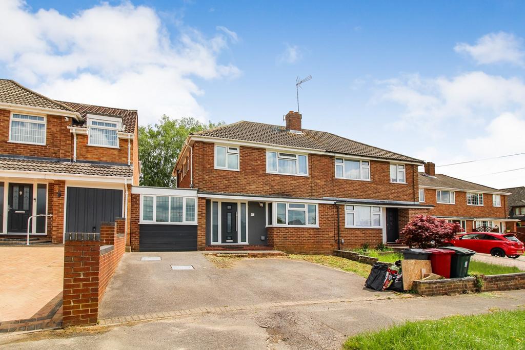 Elmstone Drive, Tilehurst, Reading, RG31 3 bed semidetached house for sale £475,000