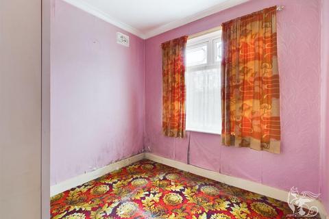 2 bedroom bungalow for sale - Derby Avenue, Upminster