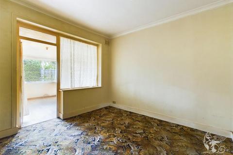 2 bedroom bungalow for sale - Derby Avenue, Upminster