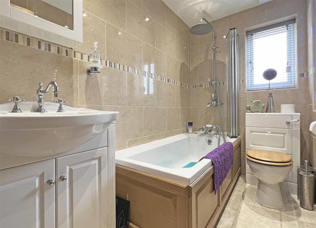 Bathroom 1.jpg