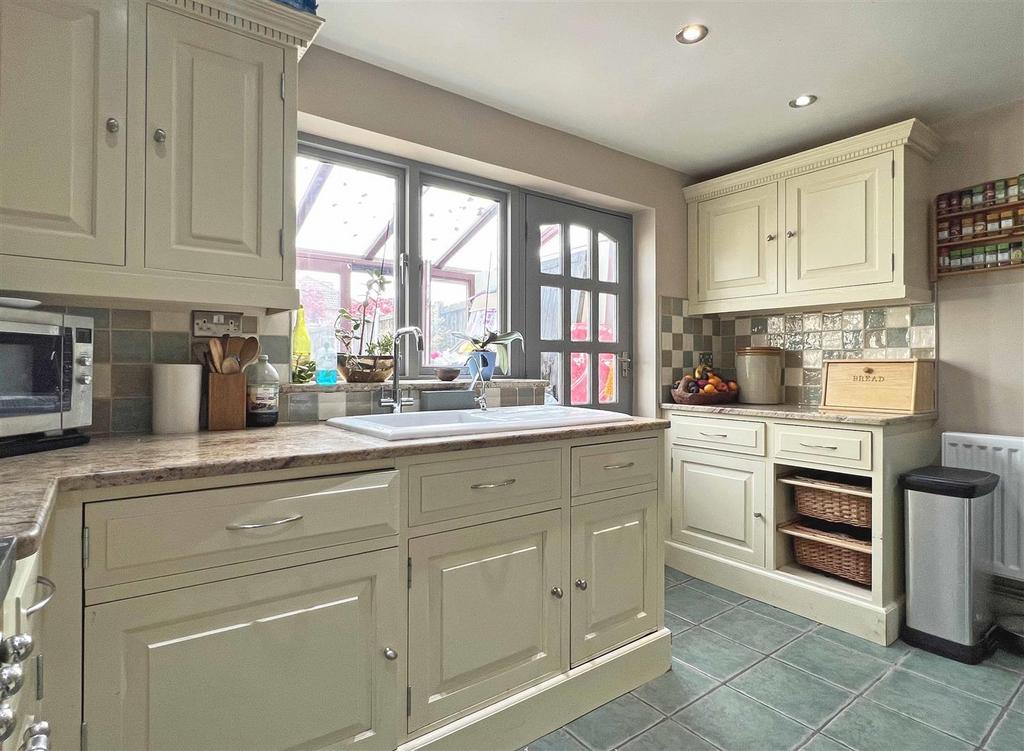 Kitchen 2.jpg