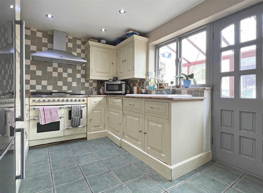 Kitchen 1.jpg