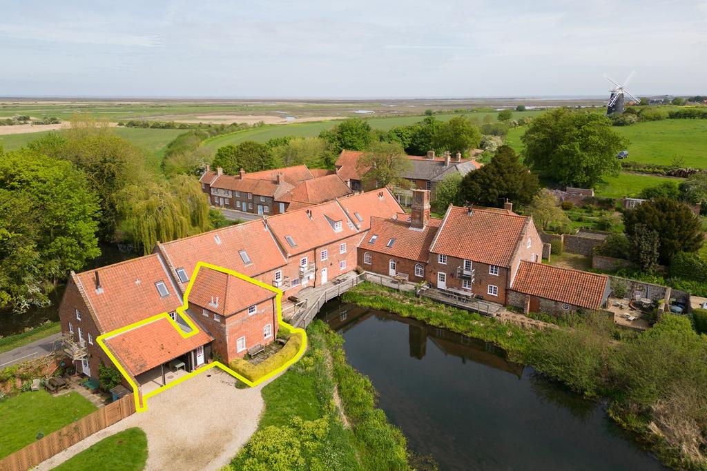 Tower Road, Burnham Overy Staithe, PE31 2 bed character property for