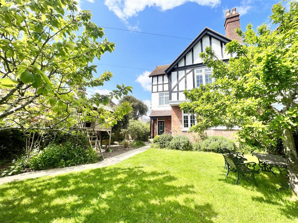 Caple Gardens, St. LeonardsOnSea 6 bed semidetached house for sale
