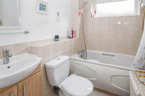 1 Adstock Way, Badgers Dene, Grays, RM17 5EG