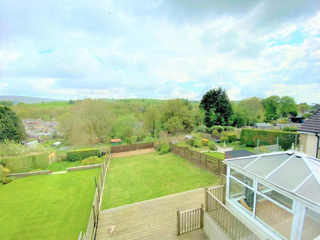 Standroyd Drive, Colne 3 bed house £1,195 pcm (£276 pw)