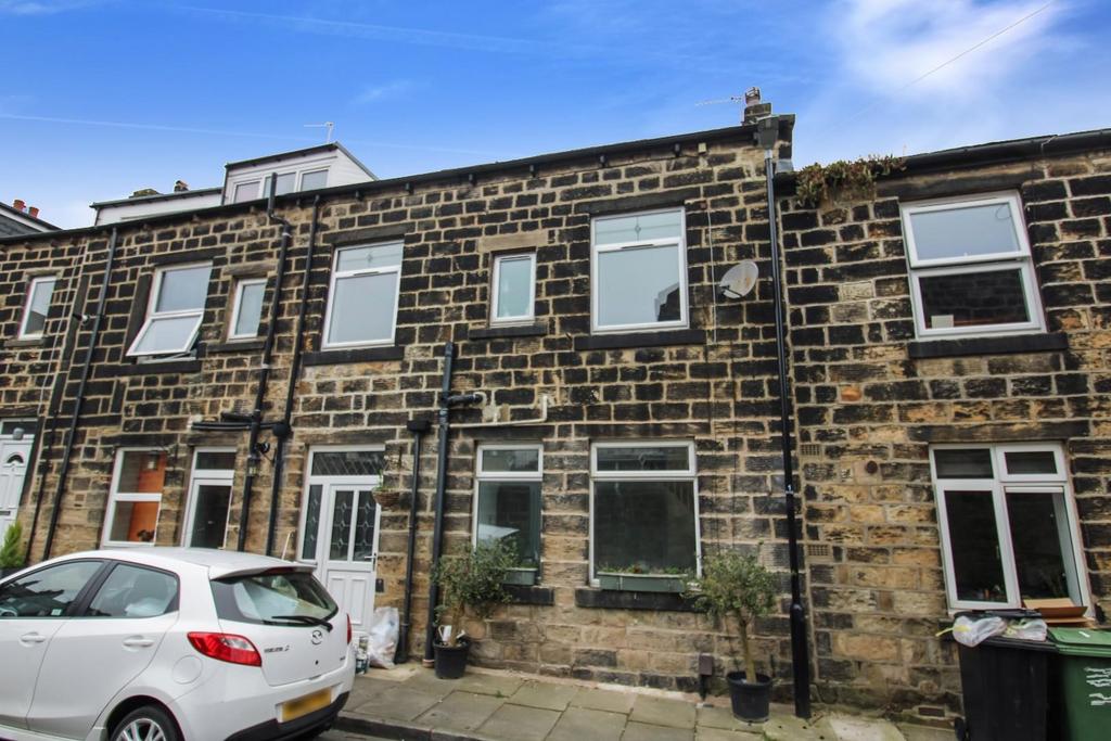 Sun Street, Yeadon, Leeds 2 bed terraced house £825 pcm (£190 pw)