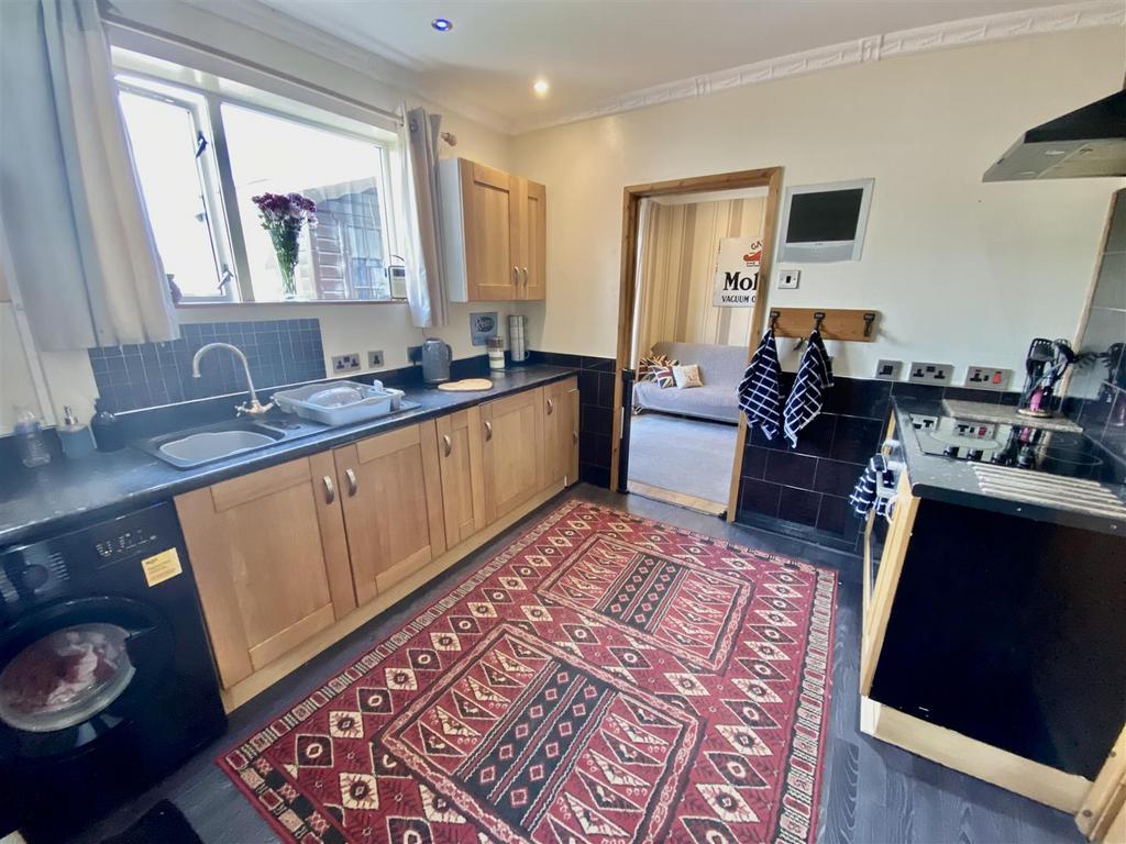 Heol Y Deri, Cwmgwili, Llanelli 3 bed semidetached house for sale £