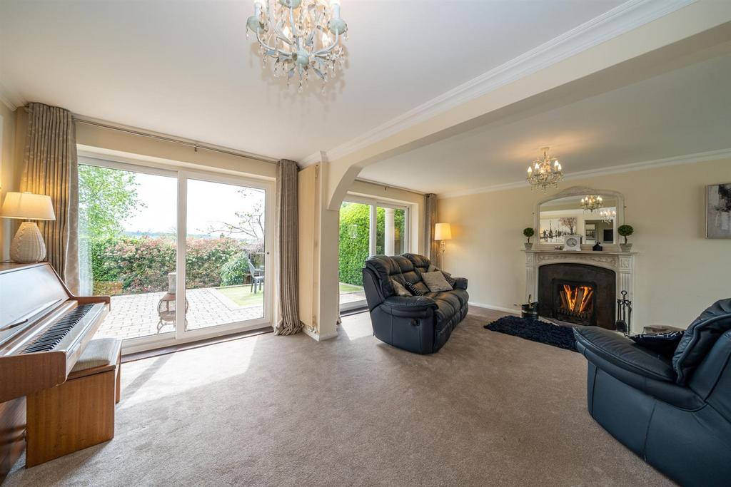 Ashtree Way, Boxmoor, Hertfordshire, HP1 1QS 4 bed detached house for