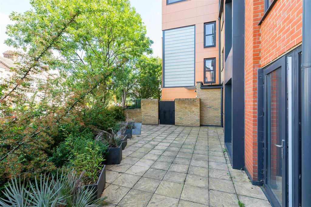 Wakeman Road, Kensal Green NW10 2 bed flat £699,950
