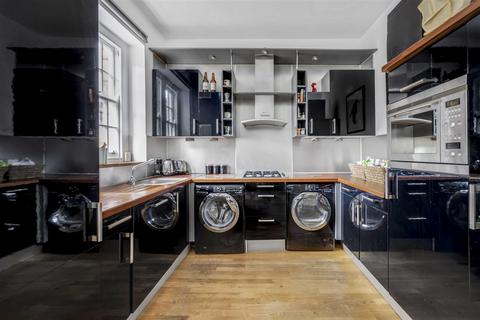 Flat 3, 40 Smith Square, London, SW1P 3HL