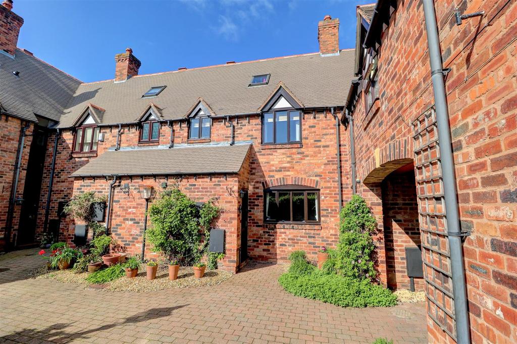 Coach Drive, Fladbury, Pershore 2 bed mews for sale £325,000