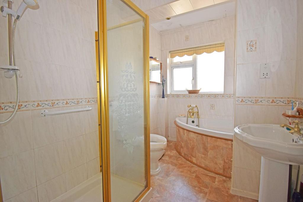 14 Newland Drive, bathroom.jpg