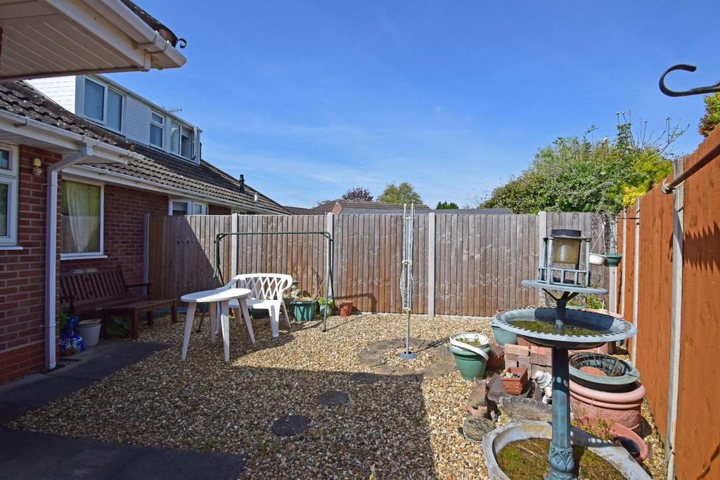 14 Newland Drive, garden b.jpg