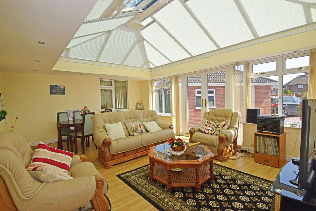 14 Newland Drive, sun lounge b.jpg