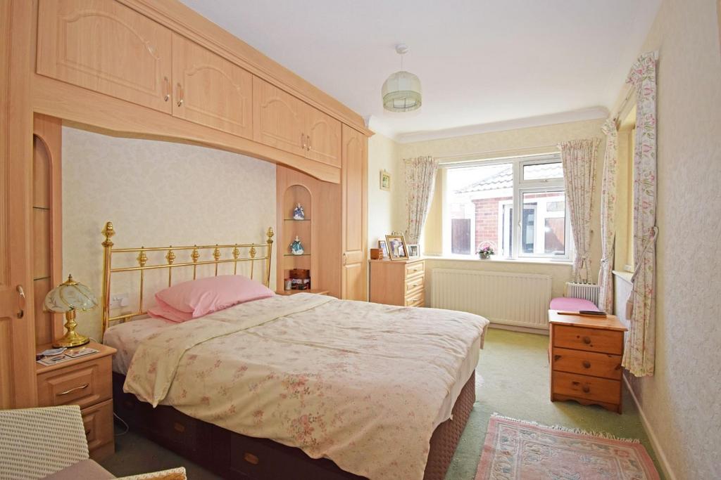 14 Newland Drive, bed 1.jpg