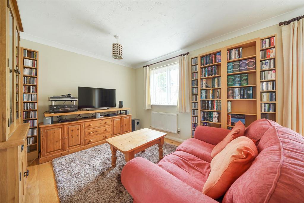 Odin Close, Bedford 3 bed semidetached house £300,000