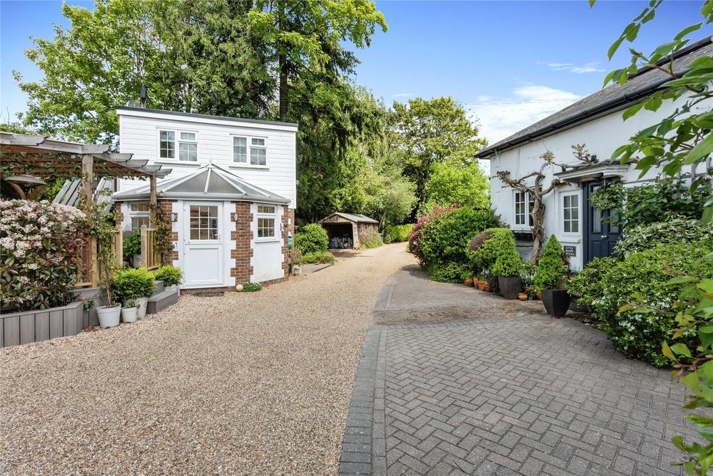 Horley, Surrey, RH6 2 bed house for sale £450,000