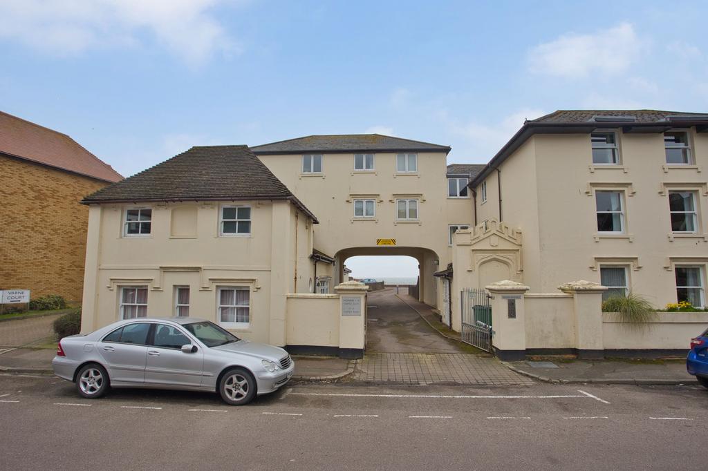 Castle Road, Sandgate, CT20 2 bed ground floor flat - £275,000