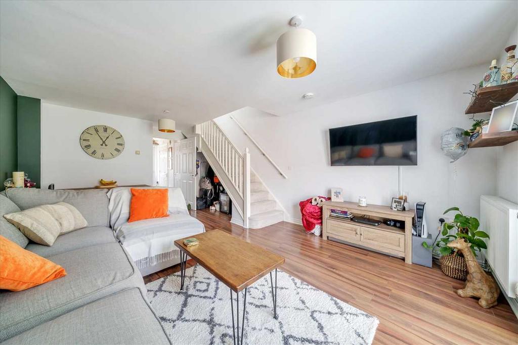 Wiltshire Crescent, Basingstoke 2 bed end of terrace house £325,000