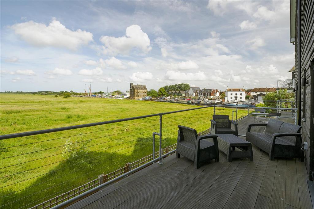 Waterside Close, Faversham 4 bed townhouse for sale £599,000