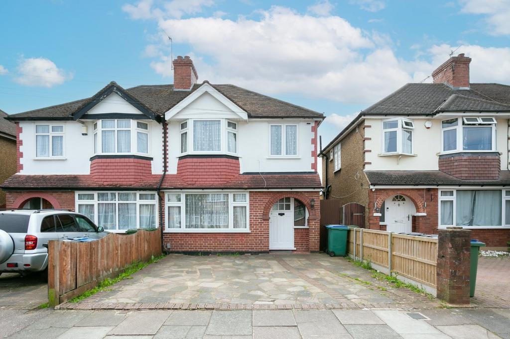 Kingswood Road, Watford... 3 bed semidetached house £1,750 pcm (£404 pw)