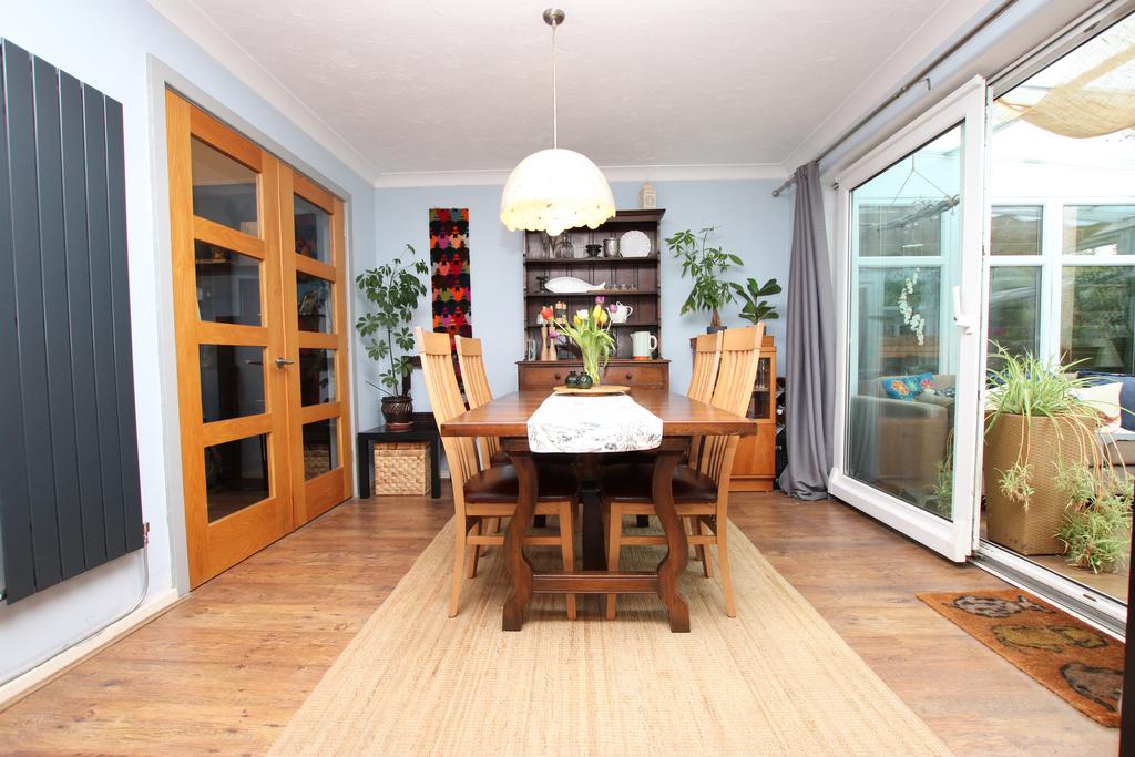 Deeble Road, Kettering NN15 3 bed semidetached house £275,000