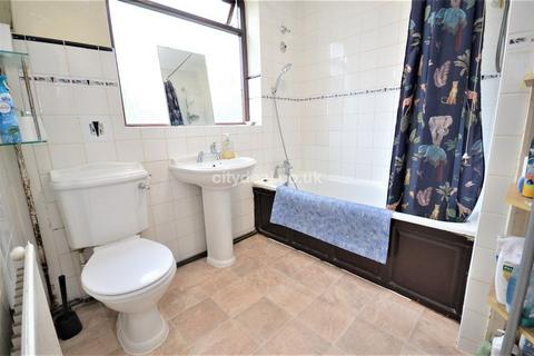 32 Cloister Road, London, W3 0DF