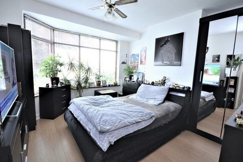 32 Cloister Road, London, W3 0DF