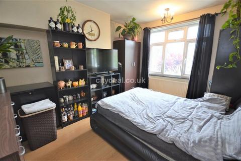 32 Cloister Road, London, W3 0DF