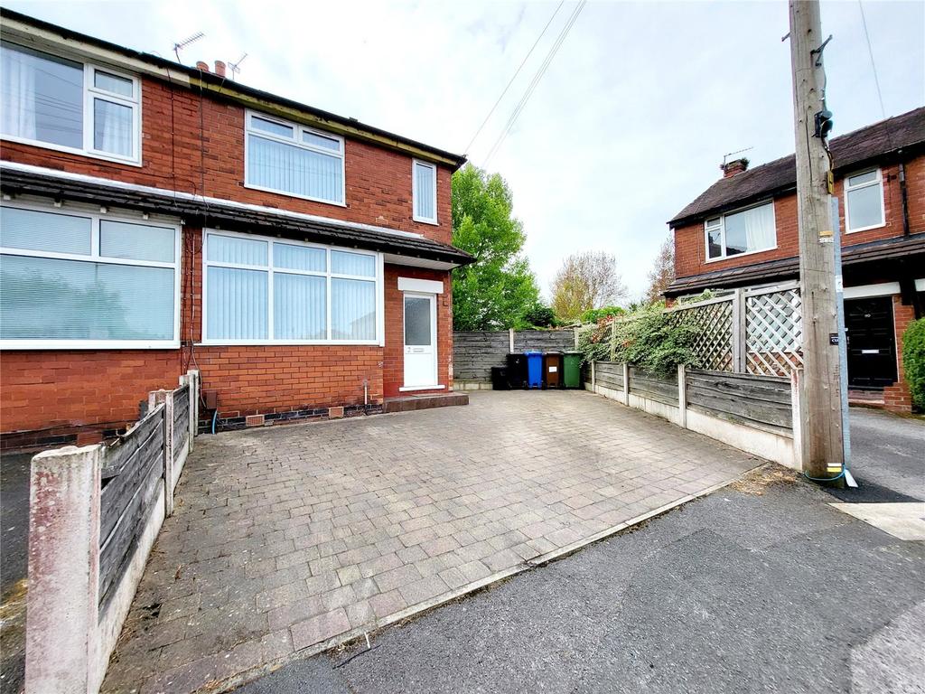 Grendale Avenue, Offerton, Stockport... 2 bed end of terrace house £1,000 pcm (£231 pw)