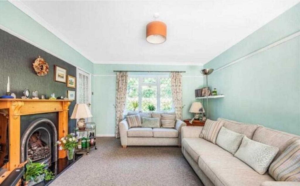 Perry Mead, Bushey, WD23. 4 bed house for sale £684,950