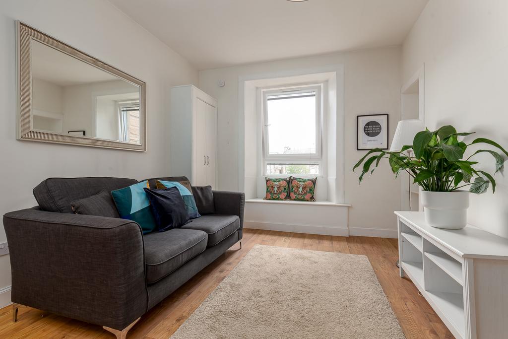 6/10 Tay Street, Edinburgh, EH11 1EA 2 bed flat £260,000