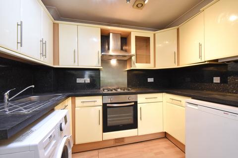 2 bedroom flat to rent, Ringers Road