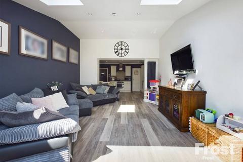 3 bedroom semi-detached house for sale - Sydney Crescent, Ashford, Surrey, TW15