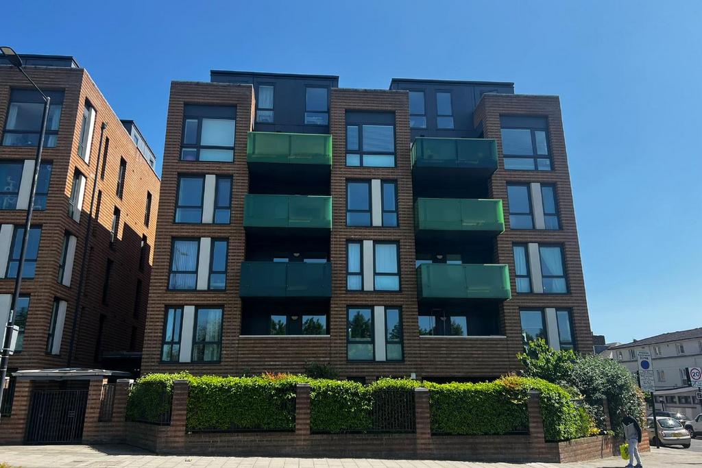 Seven Sisters Road, Finsbury Park 3 bed flat for sale £575,000