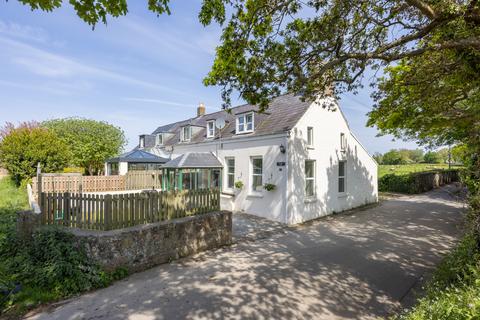 3 bedroom semi-detached house for sale, La Rue De Chateau Clairval, St. Saviour, Jersey